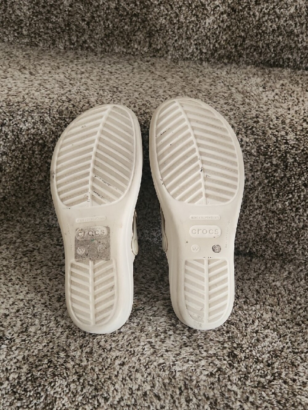 CROCS Women’s Beige and Gold Thong Sandals - Picture 9 of 9